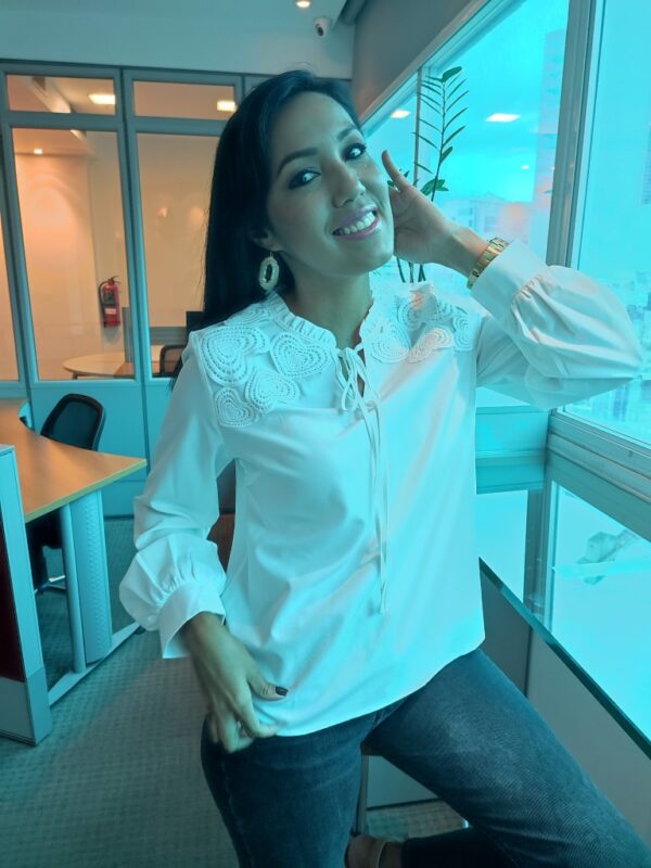 Blusa elegante tiene volante fruncido con Lazo delantero (tela fría)