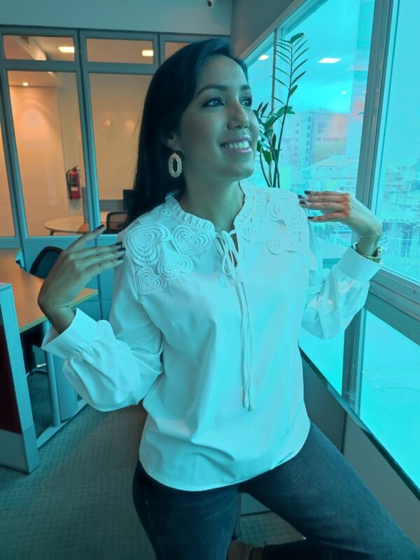 Blusa elegante tiene volante fruncido con Lazo delantero (tela fría)