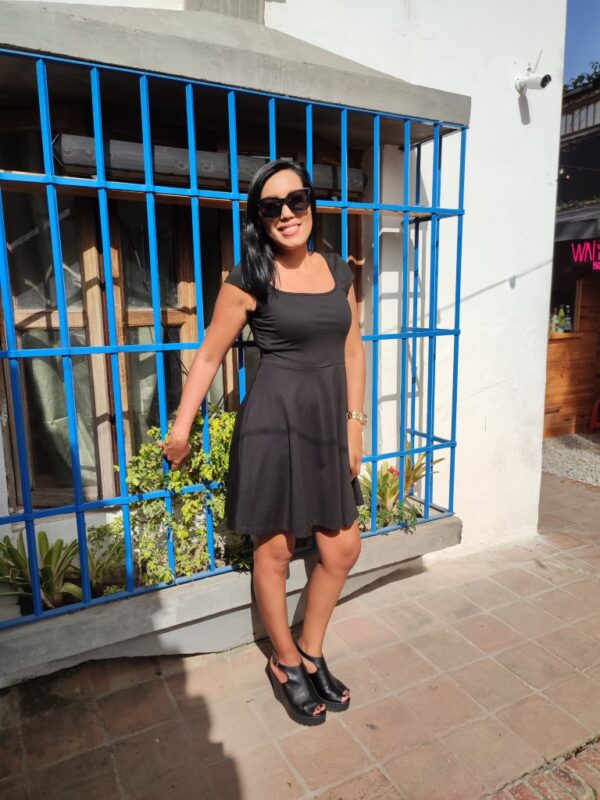 Vestido entallado de cuello redondo