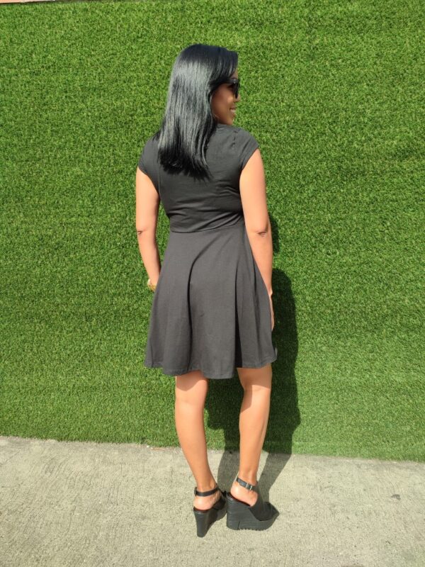 Vestido entallado de cuello redondo