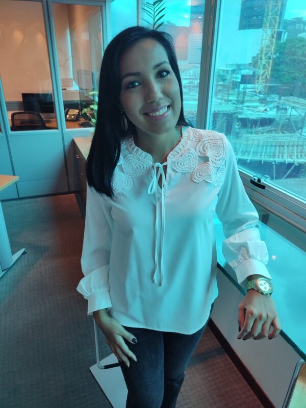Blusa elegante tiene volante fruncido con Lazo delantero (tela fría)